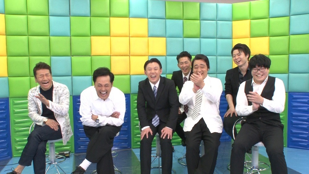 モニタリングする芸人たち。(c)テレビ朝日