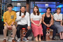 左からロバート山本、ロバート秋山、りんごちゃん、小林航太、佐藤仁美。(c)読売テレビ