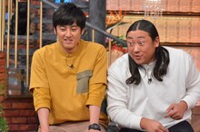 左からロバート山本、ロバート秋山。(c)読売テレビ
