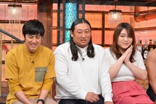 左からロバート山本、ロバート秋山、りんごちゃん。(c)読売テレビ