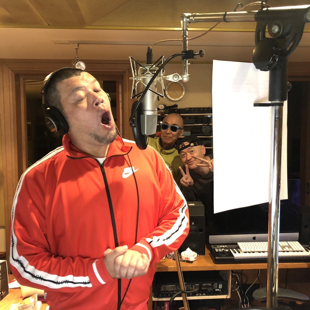 レコーディングに臨む野性爆弾くっきー（手前）。