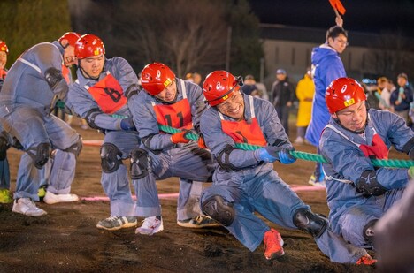 「3本引き」に参加する魔裟斗（右から2人目）。(c)HBC