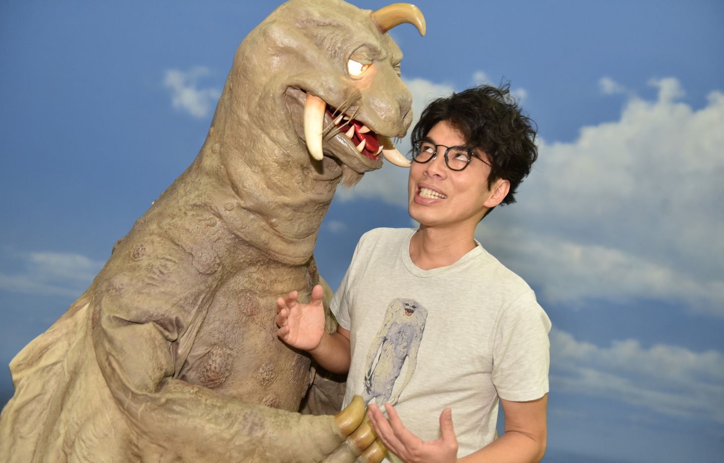 片桐仁と冷凍怪獣ペギラ。(c)TSUBURAYA PRODUCTIONS CO., LTD.