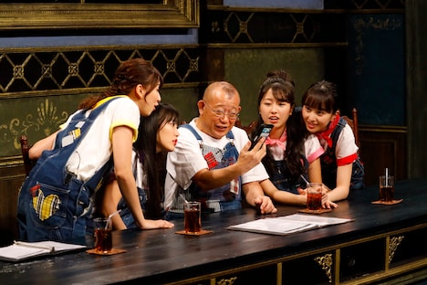 笑福亭鶴瓶（中央）とももいろクローバーZ。(c)関西テレビ