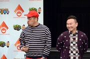 「くっきーの進化論」をプレイしていると千原せいじのキャラが登場してしまい困惑する野性爆弾くっきー(左)。