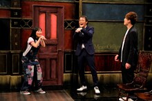 「桃色つるべ」に出演する、高城れに（左）とアインシュタイン。(c)関西テレビ