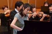 「プレバト!!ザ・1か月」でバイオリンを演奏する松井咲子。