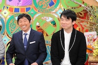 マジックを披露するほいけんた（左）とかまいたち濱家（右）。