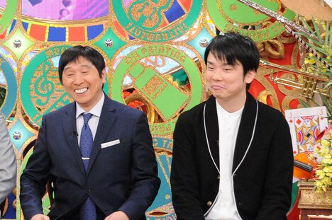 マジックを披露するほいけんた（左）とかまいたち濱家（右）。