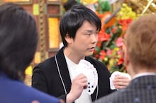 マジックを披露するかまいたち濱家。