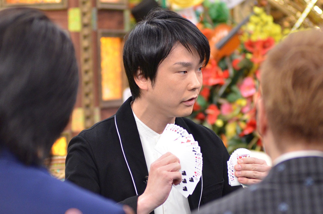 マジックを披露するかまいたち濱家。