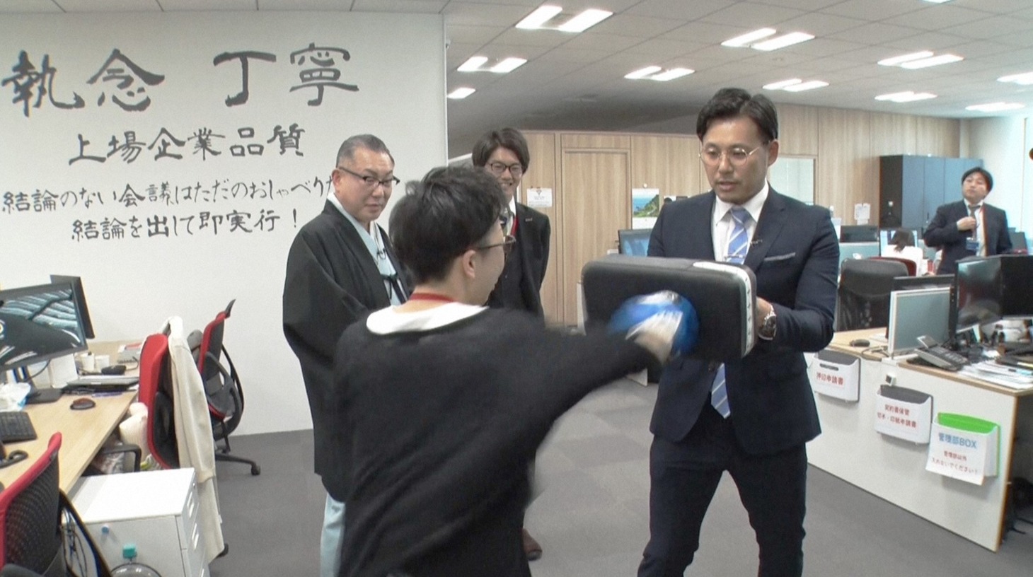 「今夜一杯どうですか？」で株式会社エボラブルアジアを訪問したアルコ＆ピース平子が、男性社員のパンチを受ける様子。(c)TBS