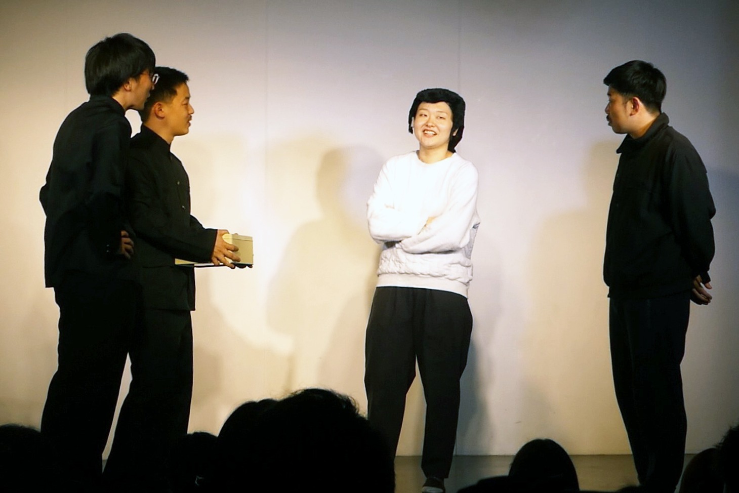 ライブ「東京初鰹」でユニットコントを繰り広げた（左から）ザ・マミィ、吉住、岡野陽一。写真はコント終了後のエンディングの様子。