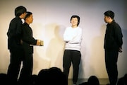 ライブ「東京初鰹」でユニットコントを繰り広げた(左から)ザ・マミィ、吉住、岡野陽一。写真はコント終了後のエンディングの様子。