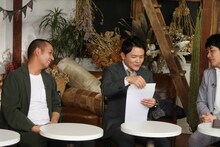 唾液を用いたがんリスク検査の結果を確認する千鳥ノブ（中央）。(c)関西テレビ