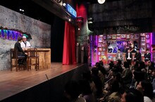 アキナ（左）がコントを披露している最中のワンシーン。(c)ABC