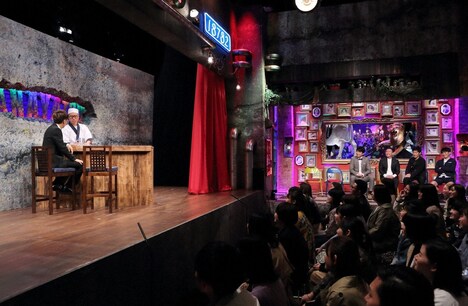 アキナ（左）がコントを披露している最中のワンシーン。(c)ABC