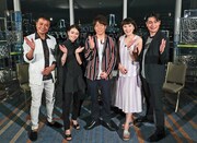 「○○発東京行き2019春」に出演する（左から）中山秀征、山本舞香、陣内智則、秋野暢子、平成ノブシコブシ吉村。(c)関西テレビ