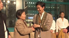 ダイアン津田の母・きみ子さんと郷ひろみ（手前右）。左端はダイアン・ユースケ。(c)フジテレビ