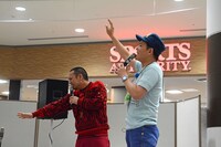 集まった観客に手を振る千鳥。