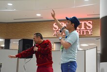 集まった観客に手を振る千鳥。