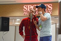 漫才を披露する千鳥。