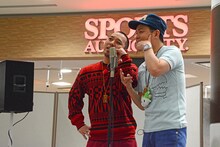 漫才を披露する千鳥。