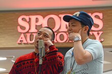 漫才を披露する千鳥。