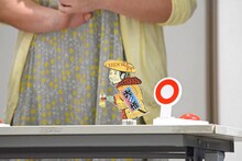 「いろはに千鳥カルトクイズ」で正解者に配られたパネル。