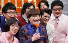 ハリセンボン春菜のもとに集結したメガネ芸人たち。