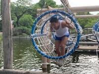 アスレチックに挑戦するバビロン・ノリ。