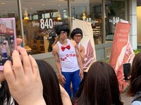 ひょっこりはんになりきる（左から）しゅんしゅんクリニックP、バビロン・ノリ。