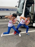 ひょっこりはんになりきる（左から）しゅんしゅんクリニックP、バビロン・ノリ。