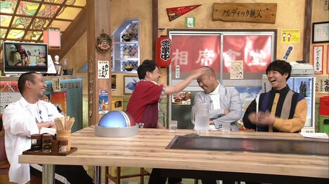 （左から）千鳥、コロコロチキチキペッパーズ。