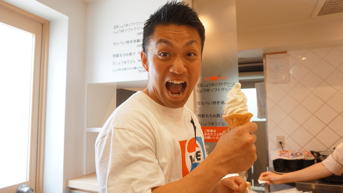 ソフトクリームを食べるバビロン・ノリ。