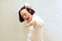 「ラッセンに飽きてきちゃった」と言いつつ、“ラッセンネタ”のポーズを決めてくれた永野。