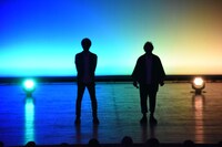 シルエットで登場した大竹マネージャー（左）とムロツヨシ（右）。