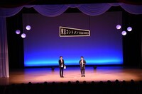 司会を務めた大竹マネージャー（左）とムロツヨシ（右）。