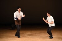 コント「遡りカルチャースクール」を披露するザ・ギース。