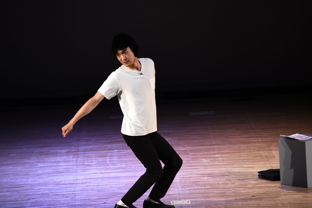 踊る高佐。