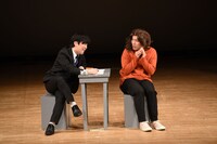 コント「私に、ヤレるかしら」を披露するラブレターズ。