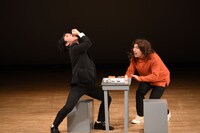 ある飲料を勢いよく飲み干すラブレターズ溜口（左）。