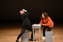 ある飲料を勢いよく飲み干すラブレターズ溜口（左）。