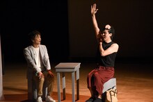 コント「ショットガンの女」を披露するザ・ギース。