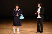 コント「校門前」を披露する阿佐ヶ谷姉妹。