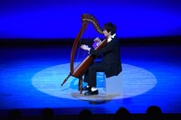 ハープを披露するザ・ギース高佐。