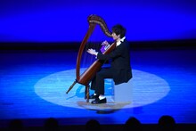 ハープを披露するザ・ギース高佐。