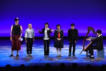 「お楽しみ」のコーナーでザ・ギース高佐のハープをバックに歌うASH&Dメンバー。