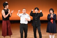 ムロツヨシ賞を獲得したラブレターズ（中央2人）。