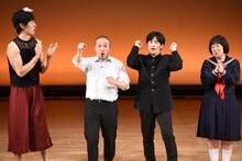 ムロツヨシ賞を獲得したラブレターズ（中央2人）。